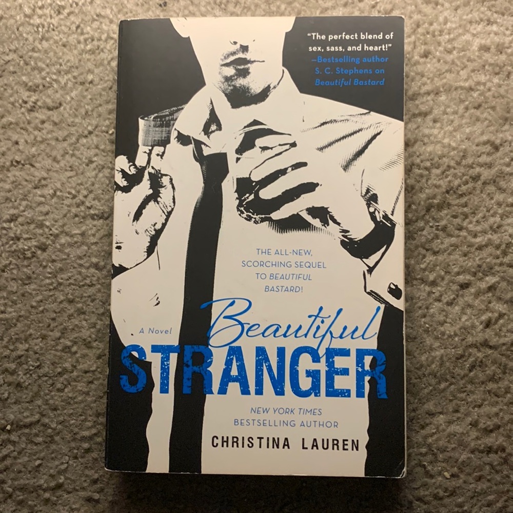💙 Christina Lauren’s “Beautiful Stranger” book ‼️